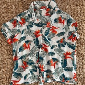 Cute Hawaiian cropped button up!